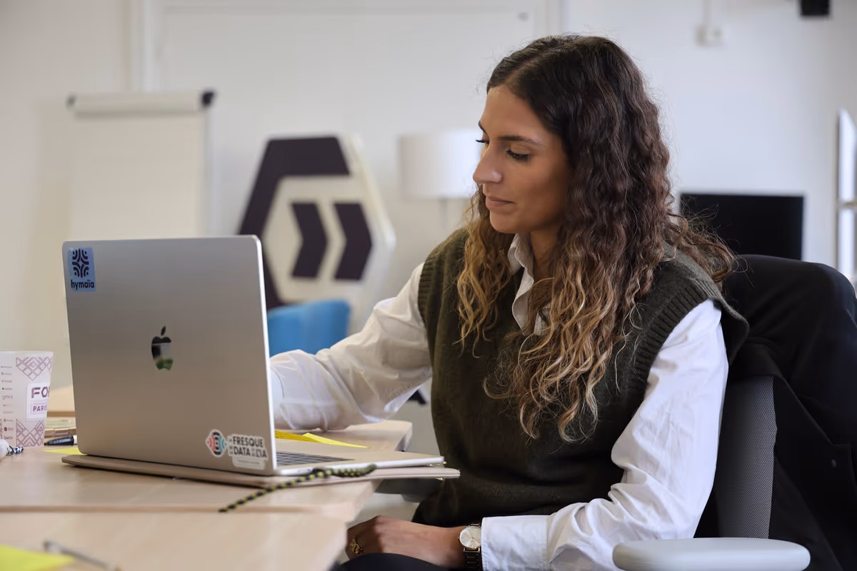 Consultante Hymaïa travaillant sur une stratégie produit IA